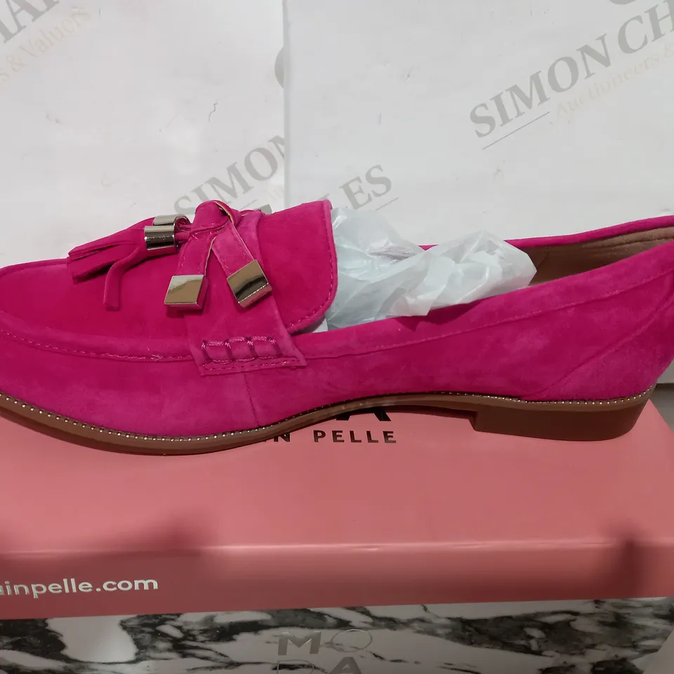 BOXED PAIR OF MODA HOT PINK TASSEL LOAFER  - SIZE 9