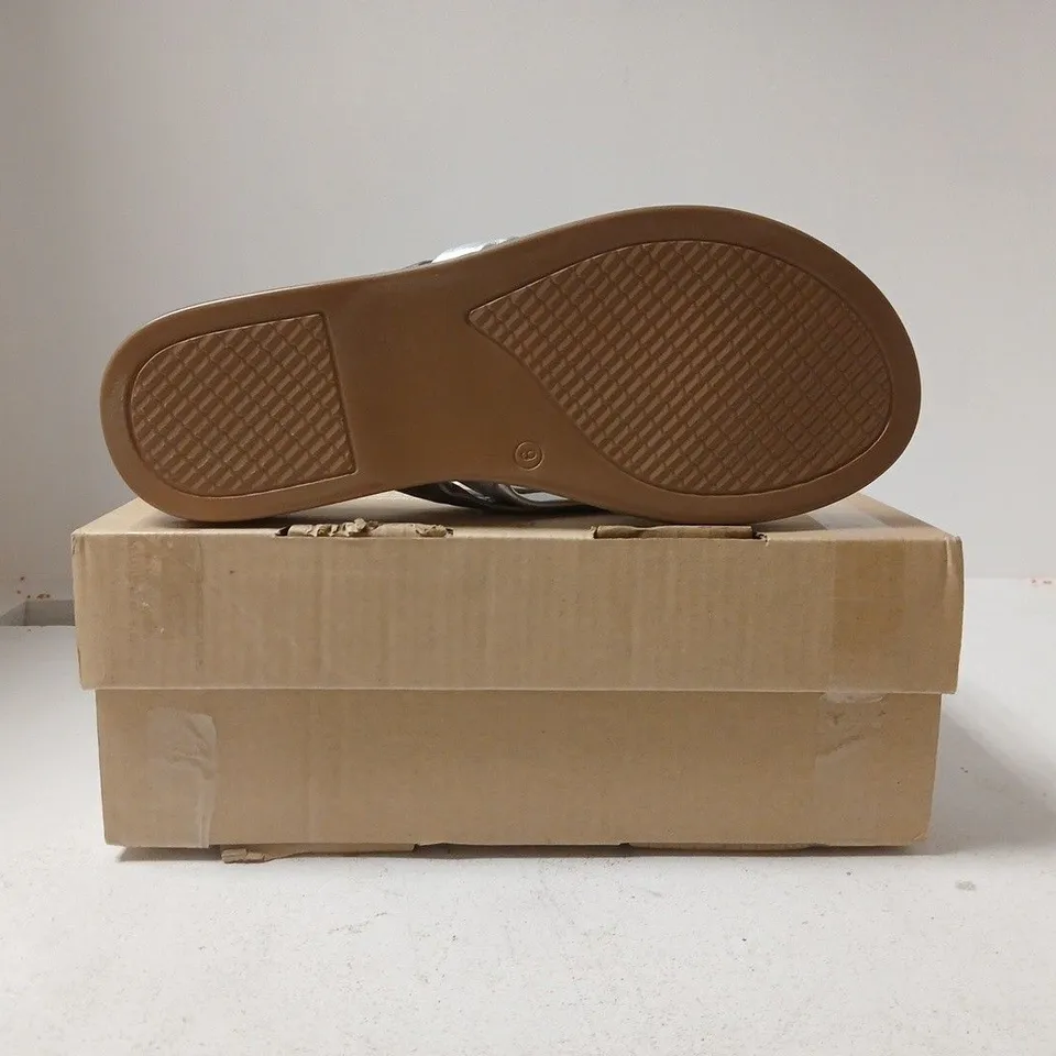 BOXED PAIR OF HEAVENLY SOLES BY JD WILLIAMS T-POST SANDALS IN METALLIC SILVER SIZE UK 9