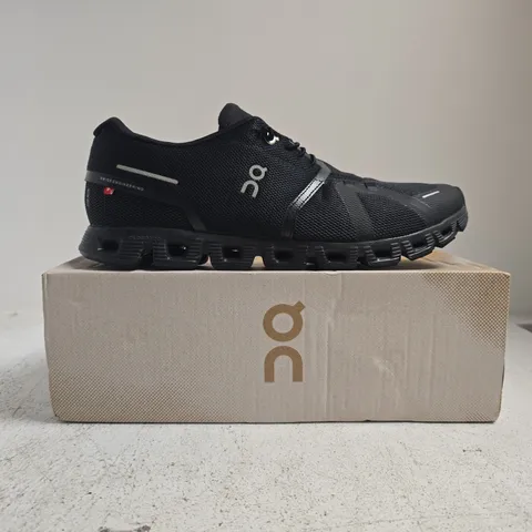 BOXED PAIR OF ON CLOUD 5 TRAINERS IN BLACK SIZE UK 10.5