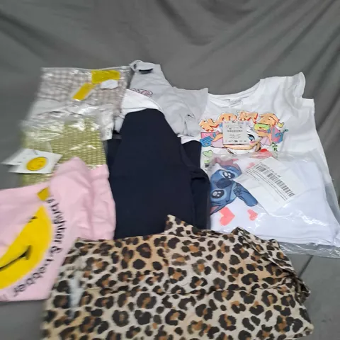 BOX OF ASSORTED CHILDRENS CLOTHING VARYING IN SIZE/COLOUR/STYLE TO INCLUDE: TOPS, VESTS, JUMPERS