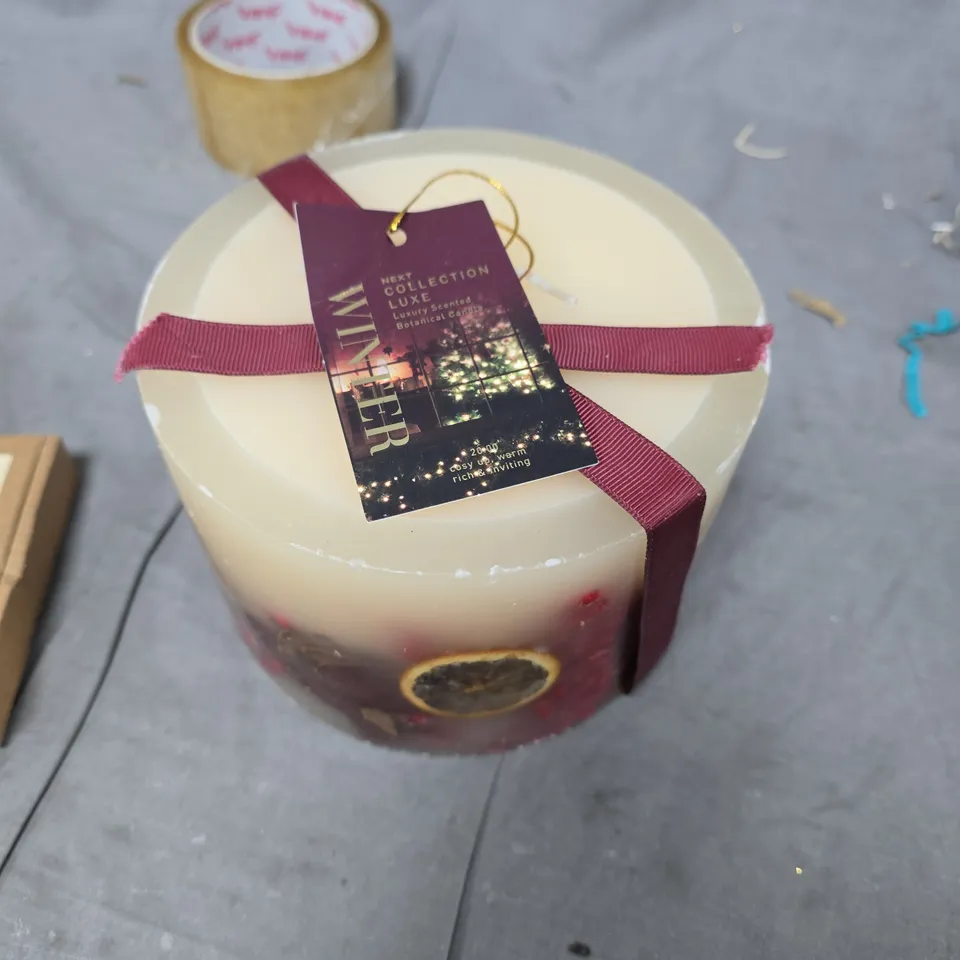 TOTE OF APPROXIMATELY 15 ASSORTED ITEMS TO INCLUDE: WAX MELTS AND CANDLE