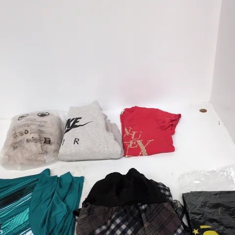 BOX OF APPROXIMATELY 15 ASSORTED CLOTHING ITEMS IN VARIOUS SIZES, COLOURS AND STYLES
