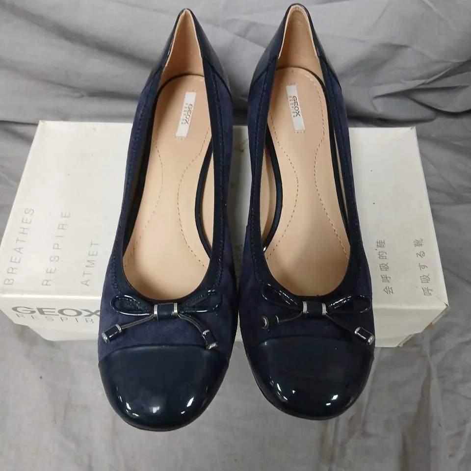 GEOX CAREY NAVY SUEDE & PATENT BOW PUMPS – WOMEN'S, UK 8 (EU 42)
