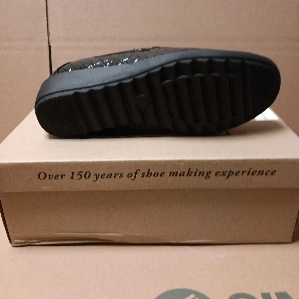 CUSHION WALK WOMEN'S BLACK CROC-EMBOSSED PATENT LEATHER LOAFERS SIZE 4