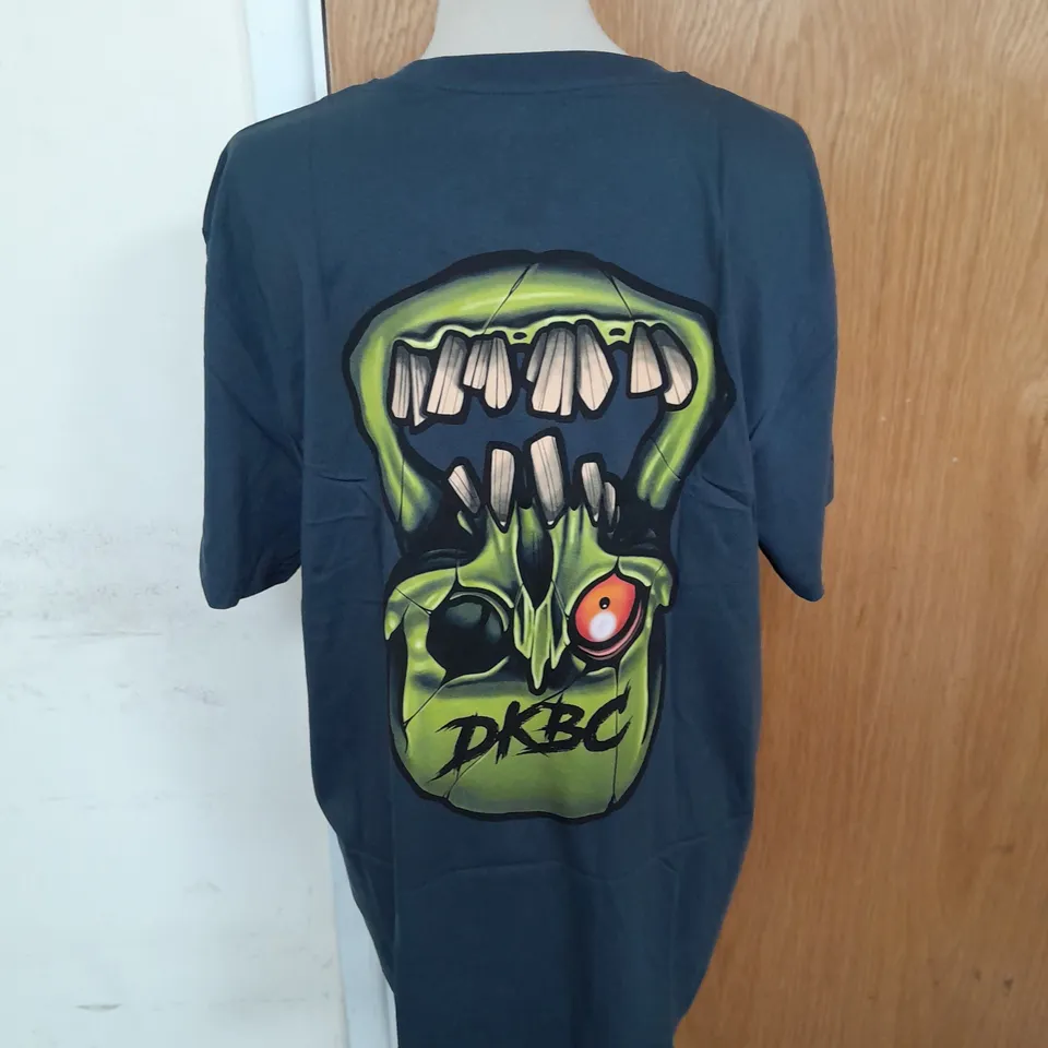DEADSET KETTLEBELL CLUB SOFT GRAPHIC TEE IN DARK GREY SIZE XXL