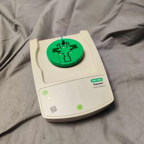 BIO-RAD VORTEX STATION II VORTEX MIXER – BEIGE WITH GREEN ROTOR HEAD