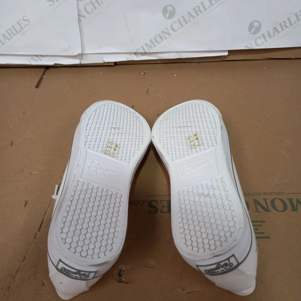 ORIGINAL PENGUIN FLAT WHITE TRAINERS SIZE 42