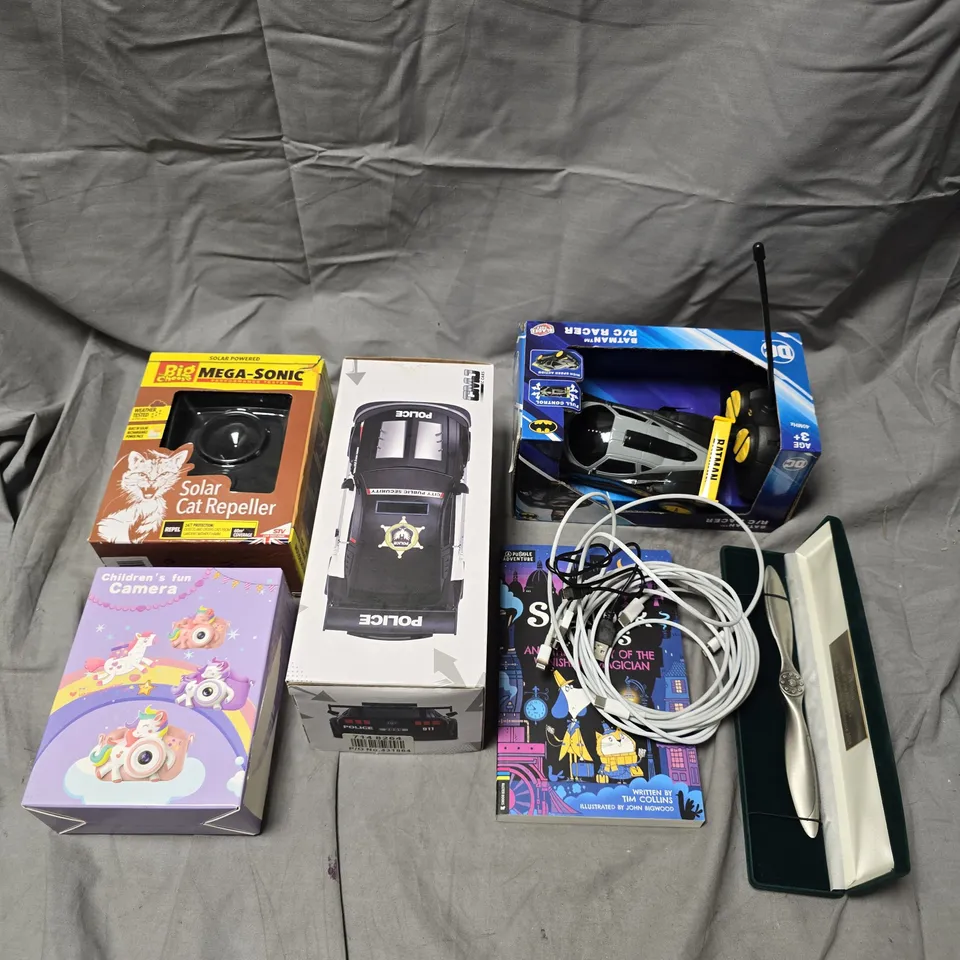 BOX OF APPROX 10 ASSORTED HOUSEHOLD ITEMS TO INCLUDE - BATMAN REMOTE CONTROL CAR - CHILDRENS CAMERA - BIG CHEESE SOLAR CAT REPLLER, ETC