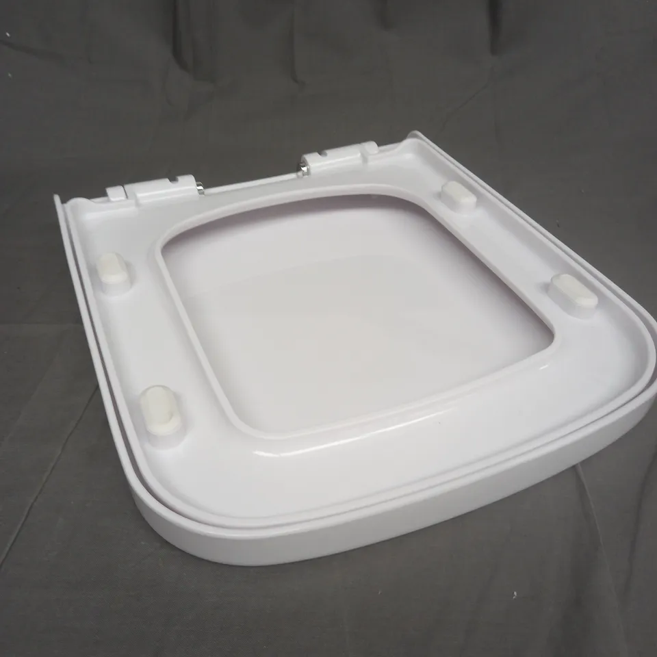BOXED MASS DYNAMIC MUTE TOILET SEAT IN WHITE 