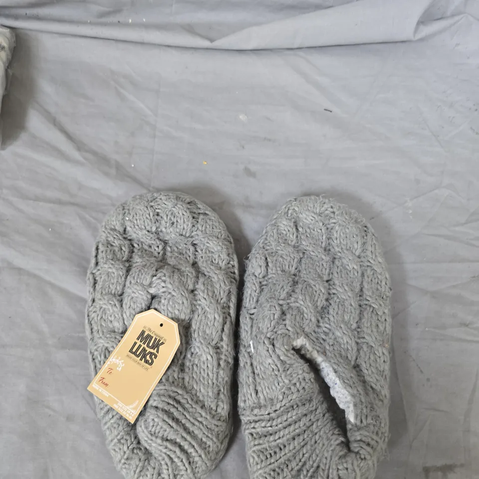 BOX OF APPROXIMATELY 12 ASSORTED ITEMS TO INCLUDE: MUK LUKS SLIPPERS 