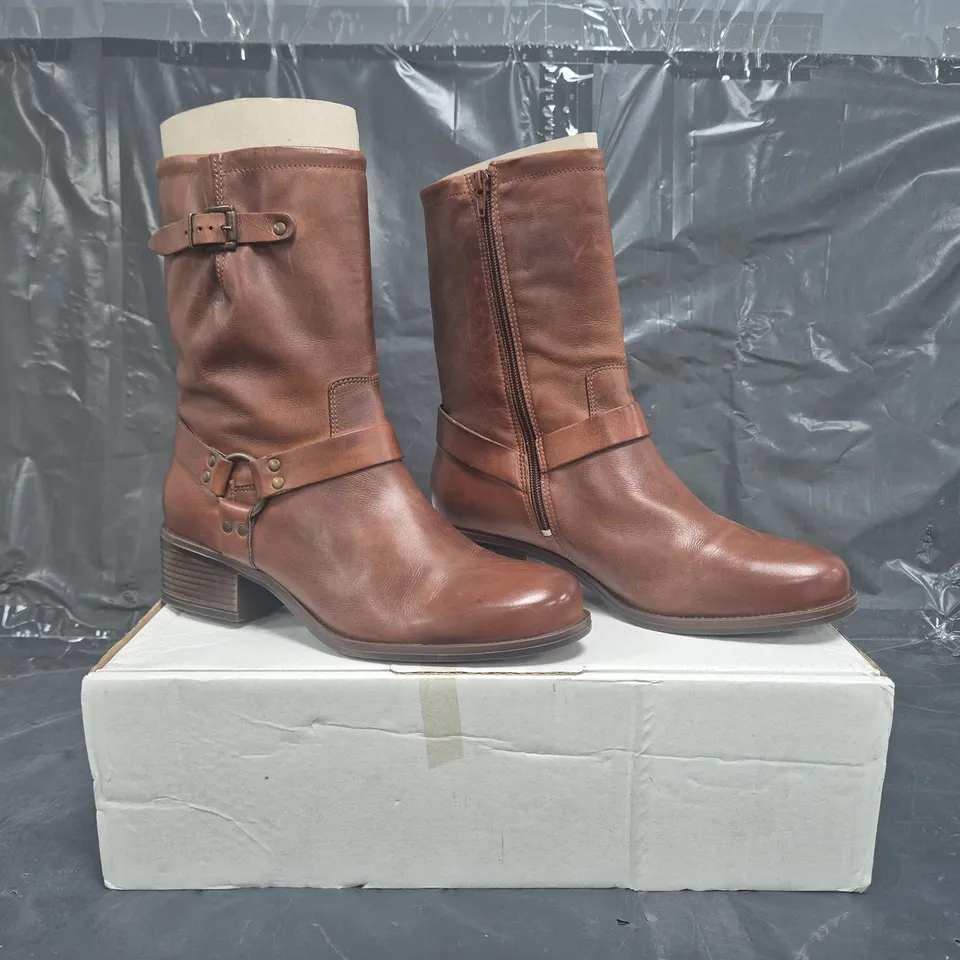 BOXED PAIR OF MODA IN PELLE ORMIE LEATHER BOOTS IN TAN SIZE 9 (EU42)