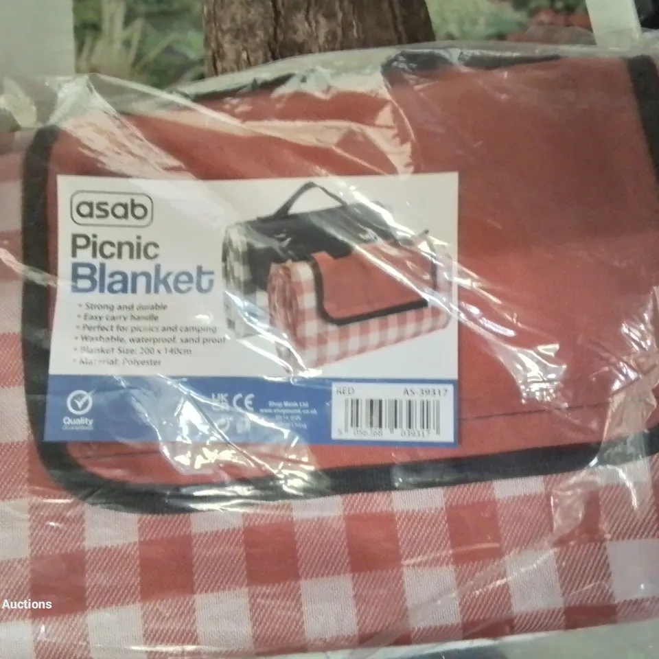 LOT TO CONTAIN APPROXIMATELY 25 ITEMS TO INCLUDE A CAMPING BED, GARDEN FENCE EDGING, CABIN SIZE SUITCASE, POOL COVER, MULTI PURPOSE TORCH, GARDEN KNEELER ETC.