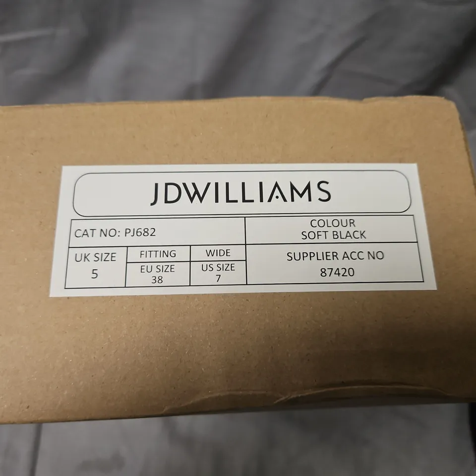 BOXED JD WILLIAMS VALENTINA WIDE FIT SOFT BLACK COURT SHOES – UK 5
