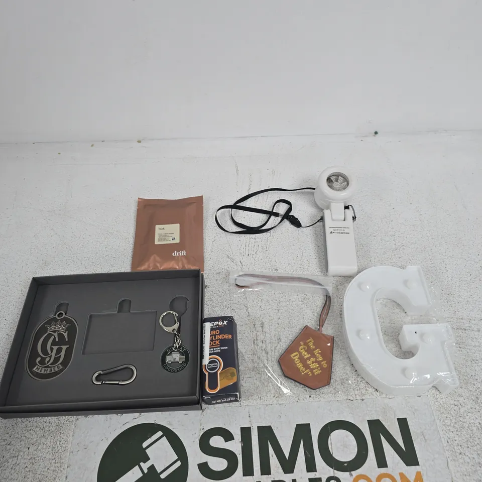 TOTE OF APPROXIMATELY 10 ASSORTED ITEMS INCLUDING A HANDHELD PORTABLE TURBO FAN, DRIFT WOOD CAR FRESHENER AND A GOLD AT GOODWOOD KEYRING SET
