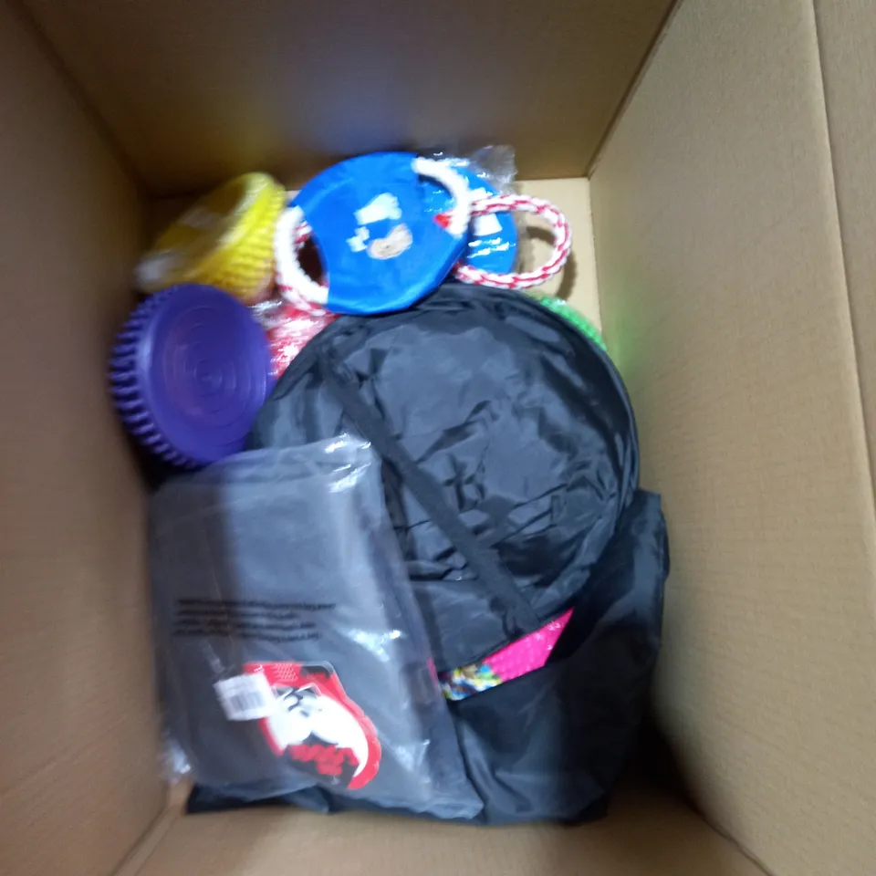BOX OF ASSORTED PET ITEMS TO INCLUDE BEDS, BAGS, TOYS ETC 