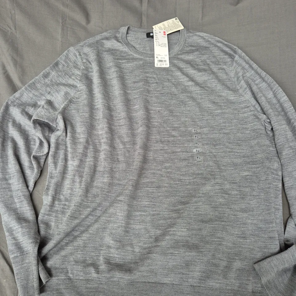 UNIQLO RUND HALLS SWEATER IN GREY - XL