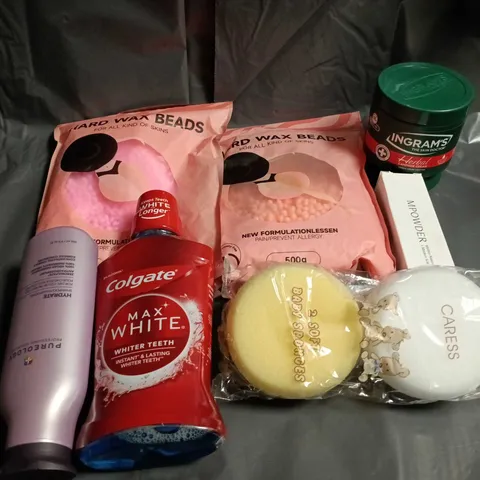 APPROXIMATELY 15 ASSORTED HEALTH & BEAUTY PRODUCTS TO INCLUDE WAX BEADS, SPONGES AND COLGATE