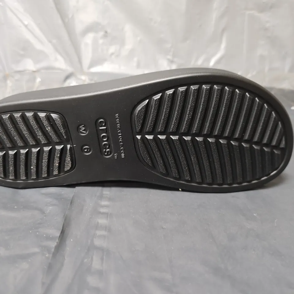 CROCS PLATFORM SANDALS - BLACK - SIZE 4