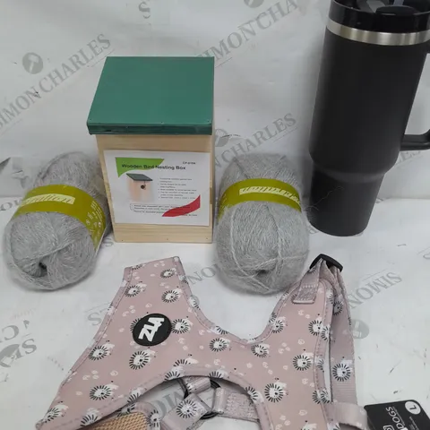 BOX OF APPROX 15 ASSORTED ITEMS TO INCLUDE - BIRD HOUSE, BIG CUP, YARN ETC