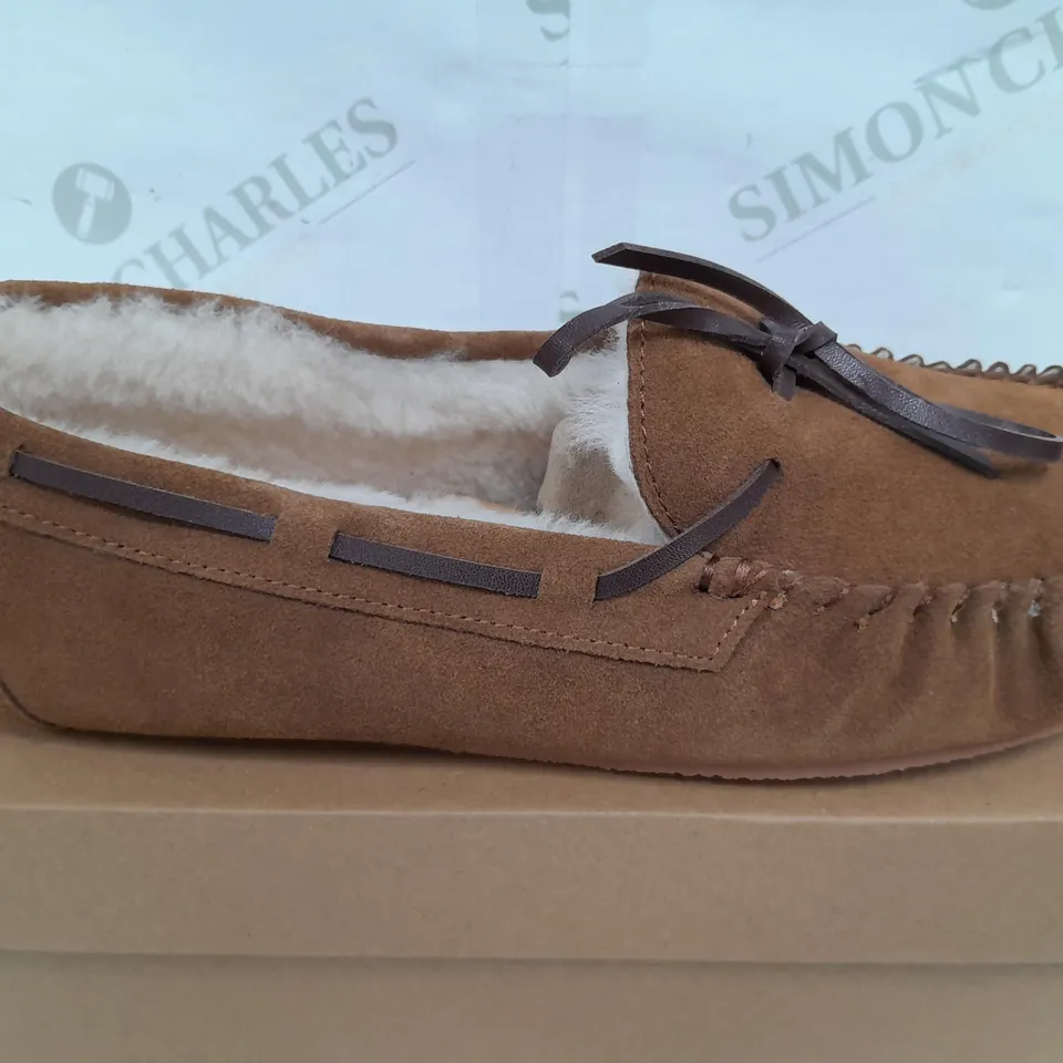 BOXED PAIR OF THE HOUSE OF BRUAR MENS SHEEPSKIN MOCCASINS IN CHESTNUT - SIZE 10