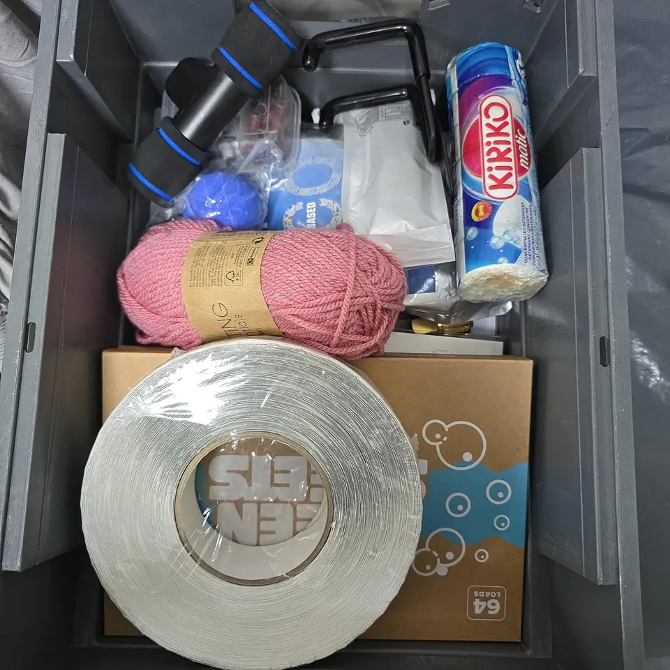 APPROXIMATELY 15 ASSORTED HOUSEHOLD ITEMS TO INCLUDE NOTEPAD, LIGHT SWITCH, SEWING TRACER, DETERGENT TABLETS  