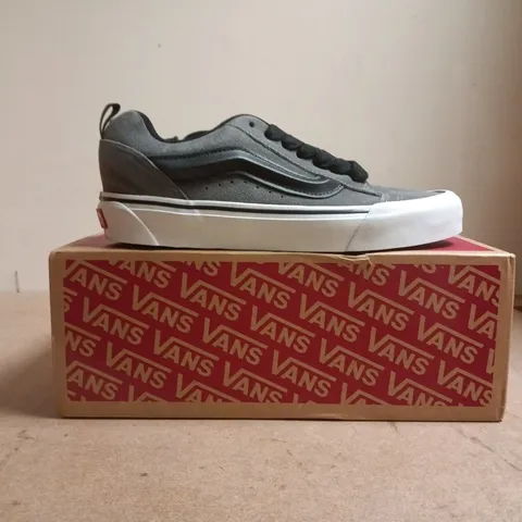 BOXED PAIR OF VANS KNU SKOOL SHOES IN SUEDE PEWTER SIZE UK 6