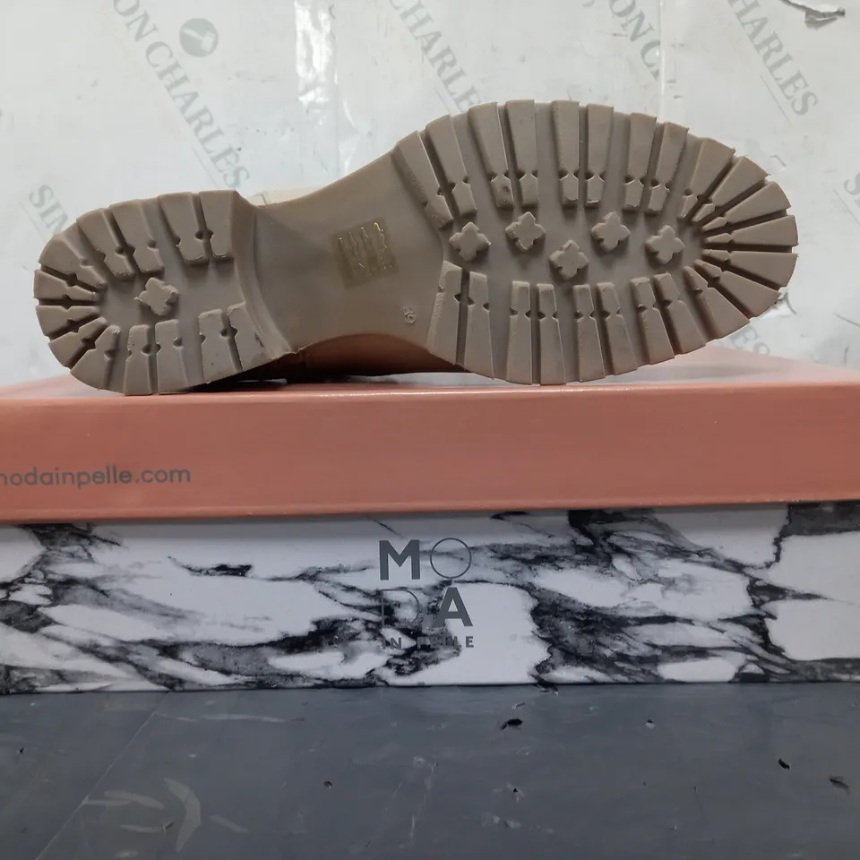 BOXED PAIR OF MODA IN PELLE CHUNKY HEEL CHELSEA BOOTS IN CREAM SIZE 6