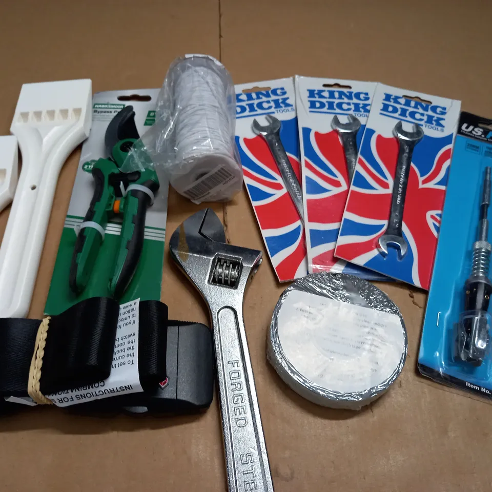 LOT OF ASSORTED TOOLS AND DIY ITEMS
