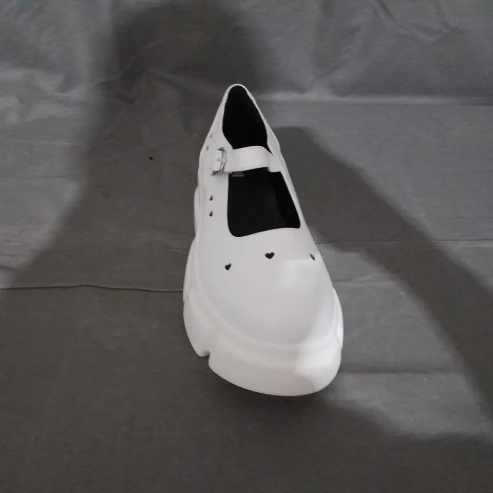 PAIR OF KOI MARY JANES IN WHITE SIZE 40EU