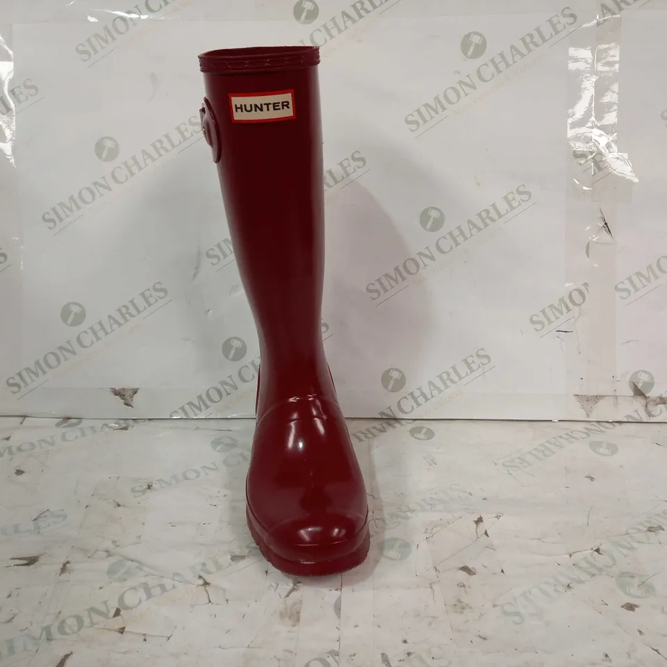 BOXED PAIR OF HUNTER KIDS WELLINGTON BOOTS IN GLOSSY RED UK SIZE 4