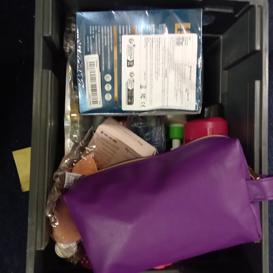 LOT OF APPROXIMATELY 20 COSMETICS ITEMS TO INCLUDE SHAVERS , SHAMPOO , GIFT SETS   , ETC  