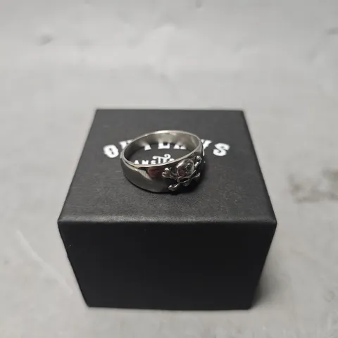 OUTLAWS SKULL & CROSSBONES RING 