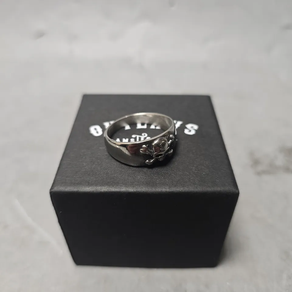 OUTLAWS SKULL & CROSSBONES RING 