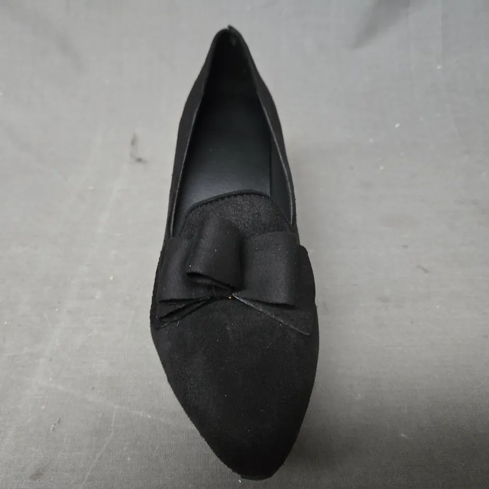 BOXED PAIR OF UNBRANDED CLOSED TOE BLOCK HEEL SLIP-ON SHOES IN BLACK W. BOW DETAIL EU SIZE 40