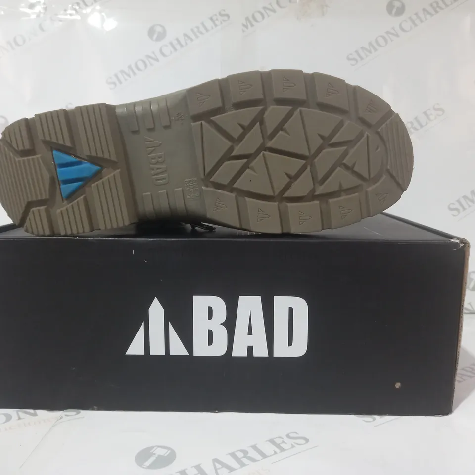 BOXED PAIR OF BAD CYCLONE WORK BOOTS IN STONE UK SIZE 9