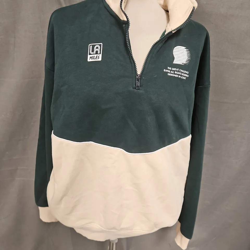 BERSHKA COLOURBLOCK ZIP NECK JUMPER IN GREEN/BEIGE SIZE L