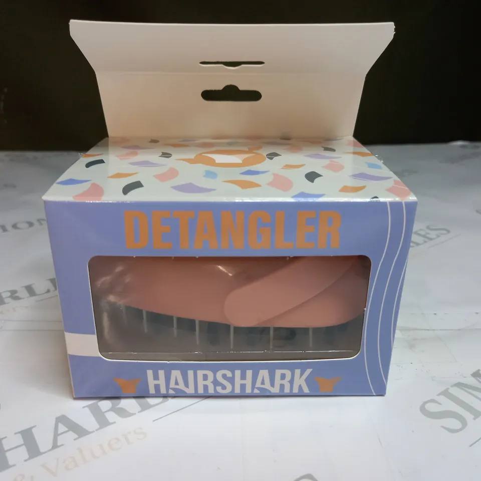 BOXED HAIRSHARK DETANGLER IN PEACH
