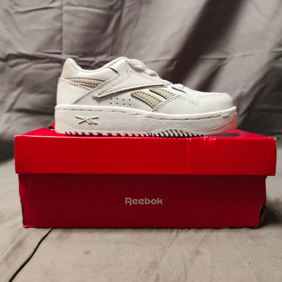BOXED PAIR OF REEBOK ATR CHILL KIDS SHOES IN WHITE SIZE UK 9