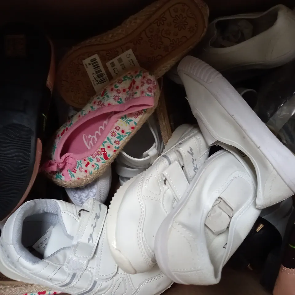 APPROXIMATELY 10 PAIRS OF ASSORTED KIDS SHOES IN VARIOUS STYLES AND SIZES 