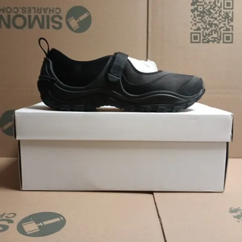 BOXED PAIR OF CROCS TERRE SHOES IN BLACK SIZE UK 7
