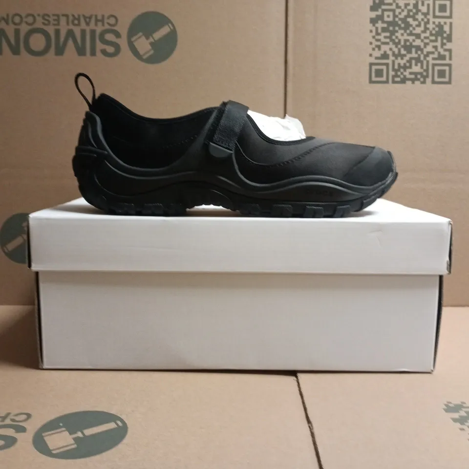 BOXED PAIR OF CROCS TERRE SHOES IN BLACK SIZE UK 7