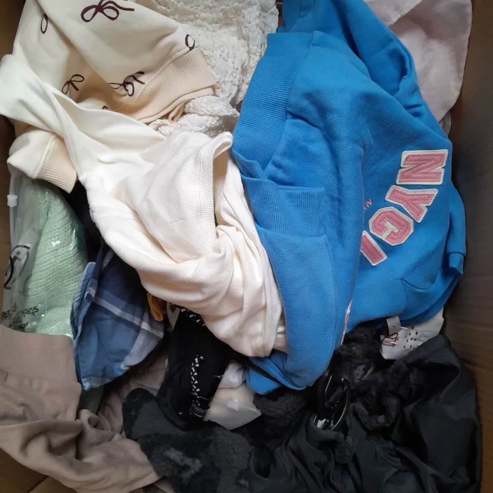 BOX OF APPROXIMATELY 30 ASSORTED KIDS CLOTHING ITEMS TO INCUDE - PYJAMAS, GLOVES, JUMPER, ETC