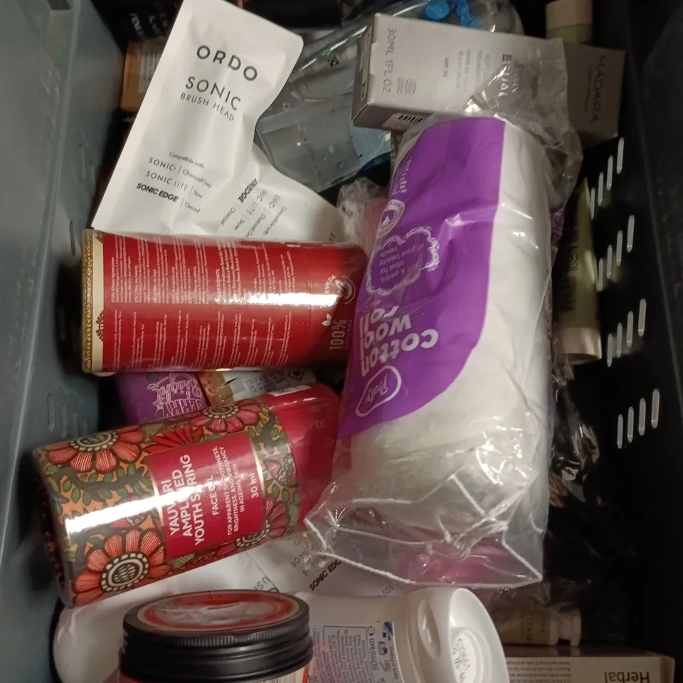 APPROXIMATEY 20 ASSORTED HEALTH AND BEAUTY PRODUCTS TO INCLUDE - NIVEA Q10 SERUM - GARNIER CLEANSING OIL IN WATER AND L'OREAL ELVIVE 10 MINUTE LAMINATION