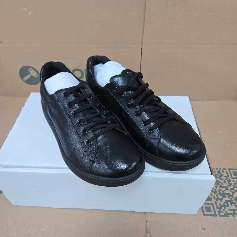 BOXED PAIR OF STRIVE DAKOTA SHOES IN ALL BLACK SIZE UK 5