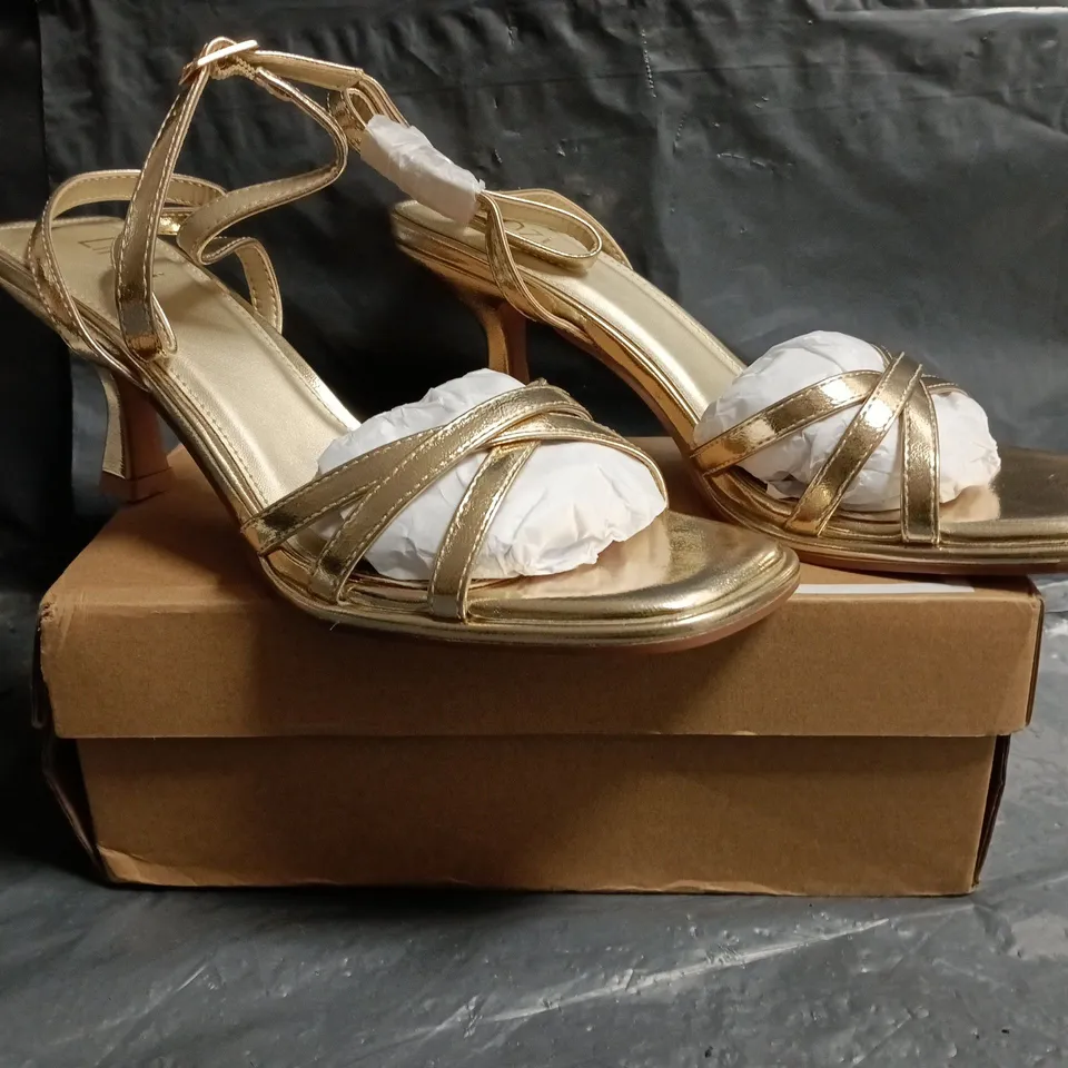 BOXED PAIR OF LINZI OPEN TOE MID HEELED SANDALS IN METALLIC GOLD SIZE 8