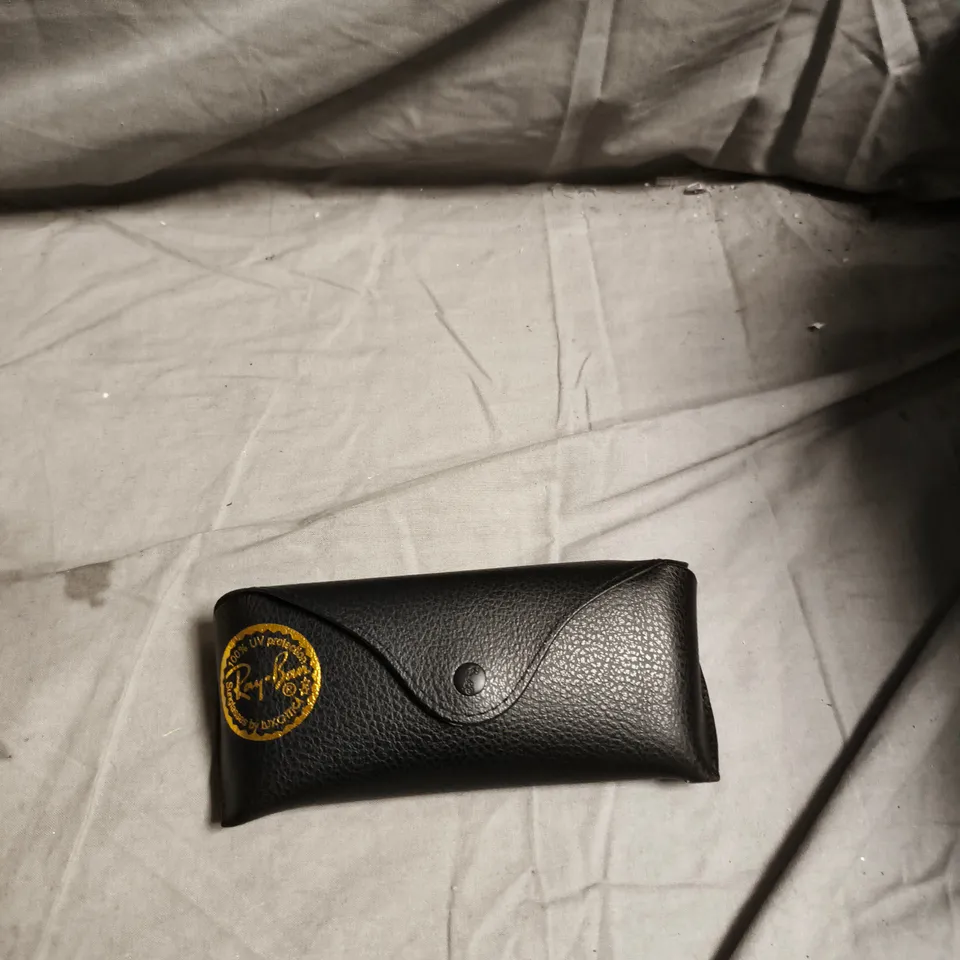 RAY-BAN SUNGLASSES – BLACK RECTANGULAR FRAME WITH CASE