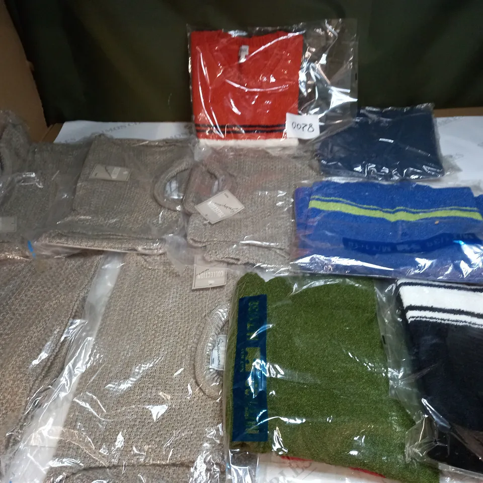 LOT OF APPROX 10 ASSORTED CLOTHING ITEMS IN VARIOUS SIZES