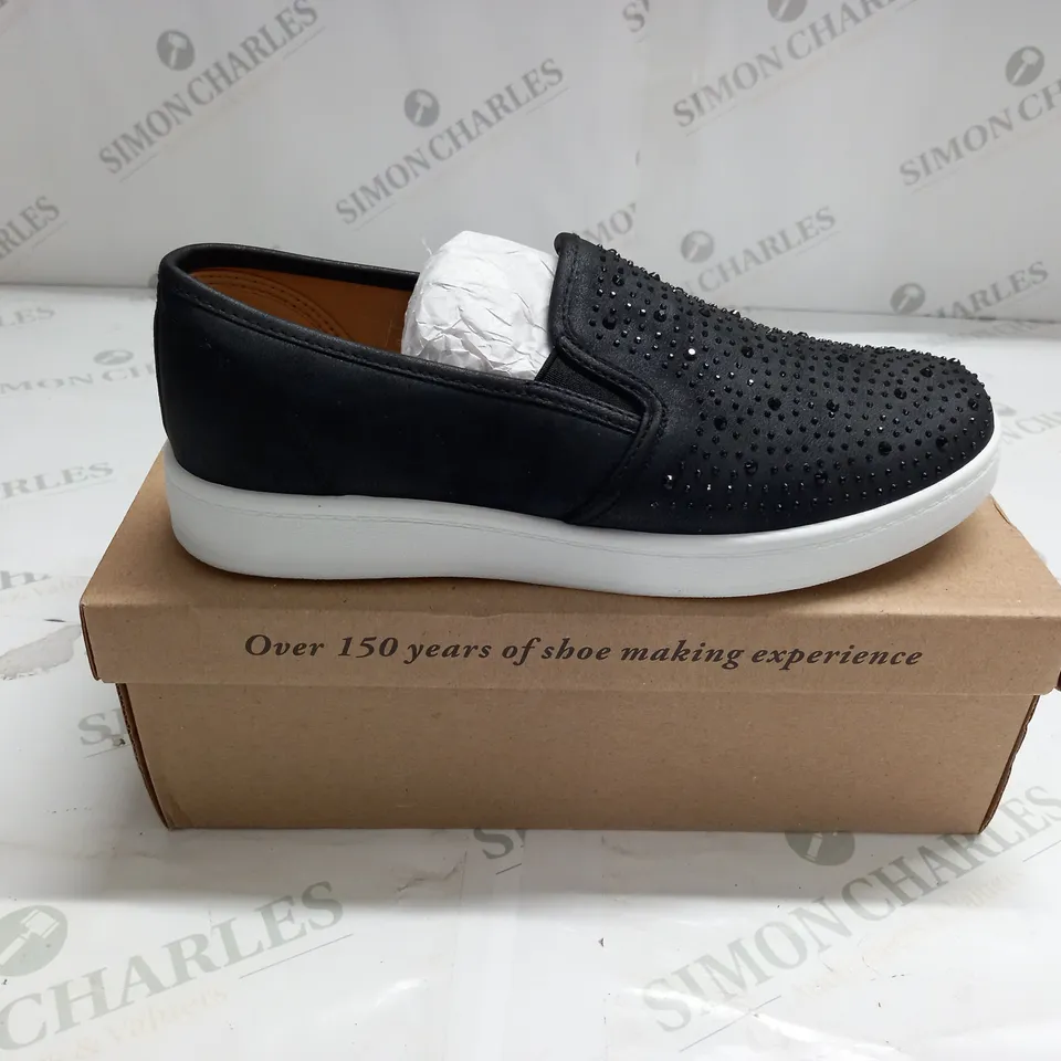 BOXED CUSHION WALK DIAMONATE TRAINERS SIZE 7