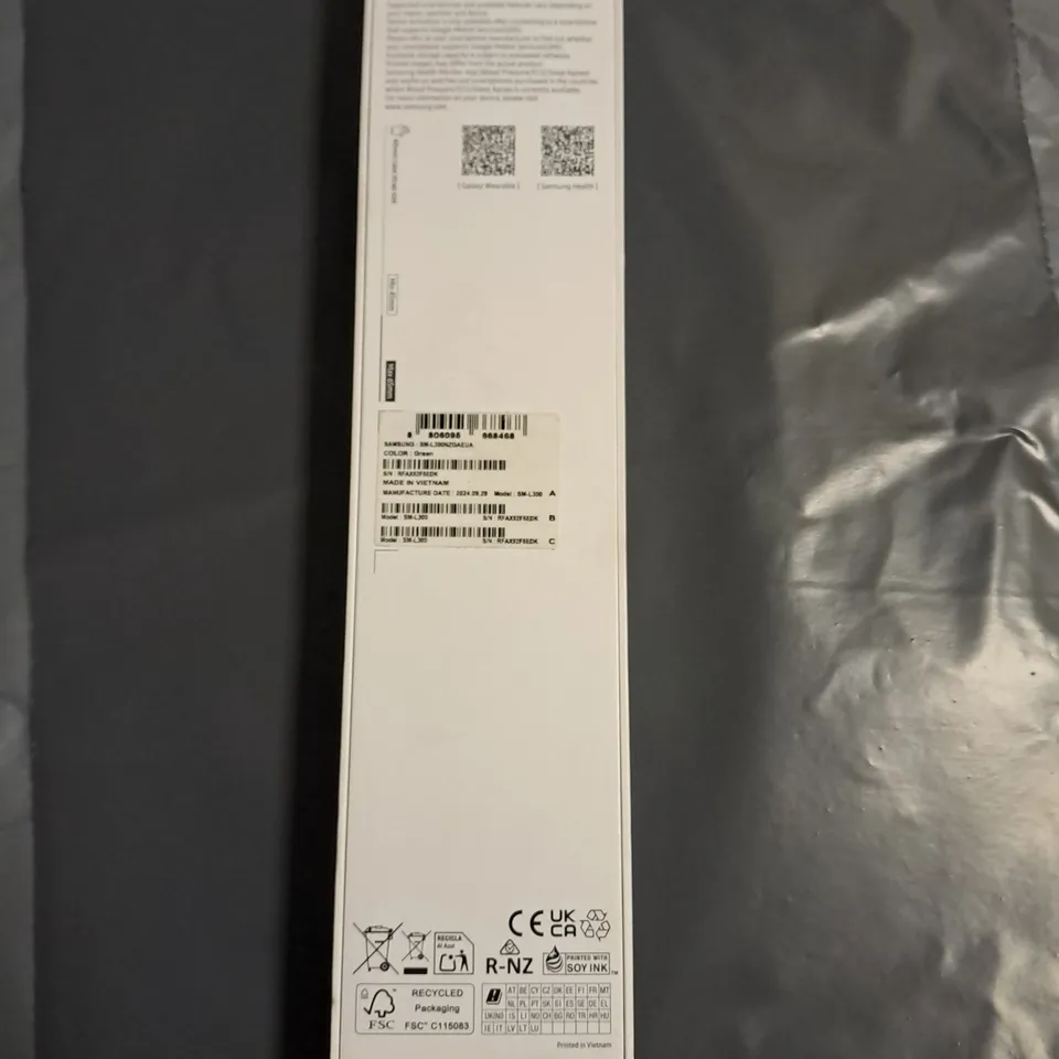 SEALED SAMSUNG GALAXY WATCH7 IN GREEN - SM-L300