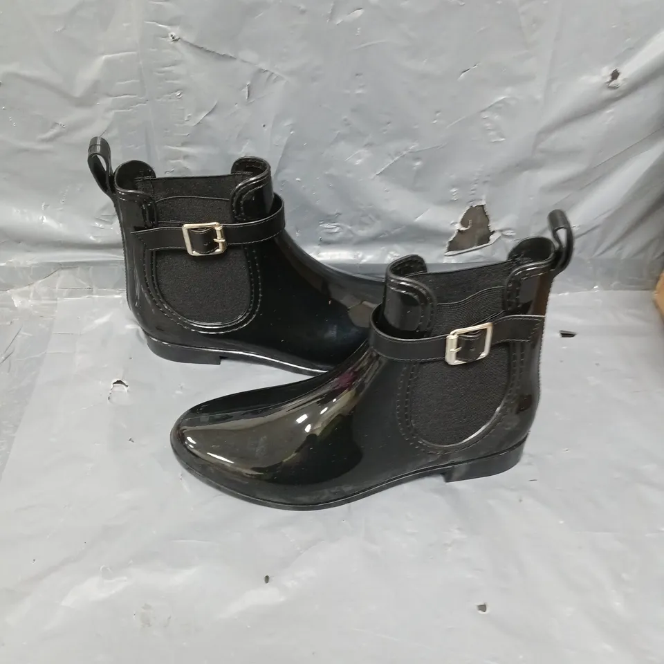 BLACK WOMENS BOOTS SZIE 5